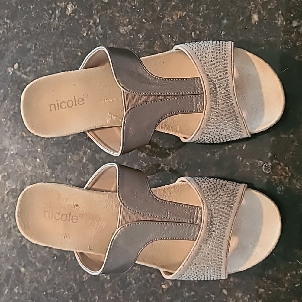 Nicole tan size 7 low heel sandals